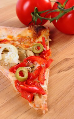 Vejetaryen pizza ve ahşap yüzey üzerinde domates dilim