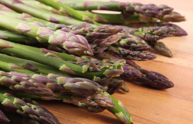 Ahşap yüzey, sağlıklı yeme üzerine yeşil kuşkonmaz