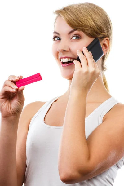 Mulher feliz com telefone informando alguém sobre teste de gravidez positivo — Fotografia de Stock