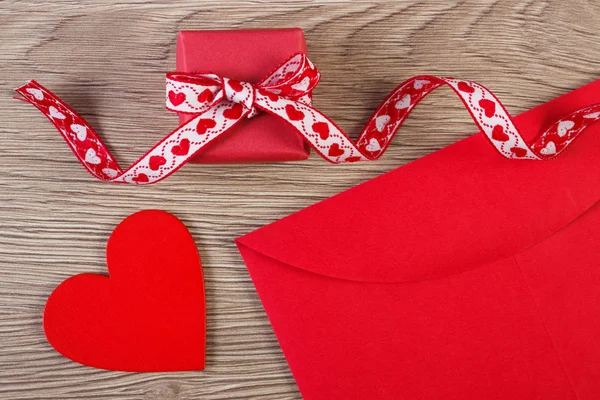 Wrapped gift, red heart and love letter for Valentines Day, copy space for text — Stock Photo, Image