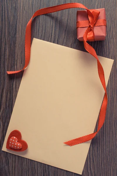 Foto vintage, Regalo con cinta y carta de amor para el Día de San Valentín, espacio de copia para el texto — Foto de Stock