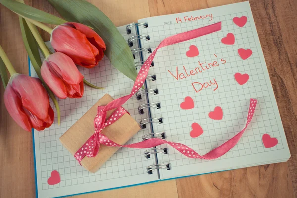 Урожай фото, написаний на ноутбук, свіжі тюльпани, загорнуті подарунок і серця, прикраси для Валентина день Святого Валентина — стокове фото