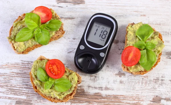 Glukometer und frische Sandwiches mit Paste aus Avocado, Diabetes, gesunder Nahrung und Ernährung — Stockfoto