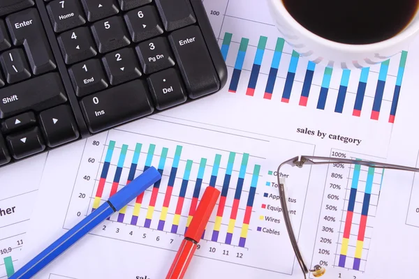 Stift, Brille, Computertastatur und Kaffeetasse auf Finanzgrafik, Geschäftskonzept — Stockfoto