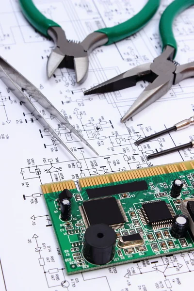 Printed circuit board en precisie tools op diagram van elektronica, technologie — Stockfoto