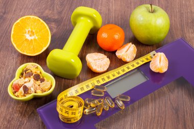 Mezura, tablet, halter, meyve, müsli, zayıflama kavramı ile dijital ölçek