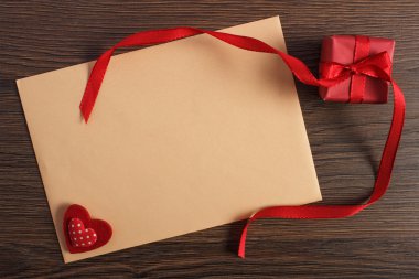 Sevgililer günü, kopya alanı metin için şerit ve aşk mektubu ile hediye