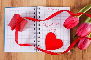 Sevgililer günü defter, taze laleler, sarılmış hediye ve kalp, dekorasyon Sevgililer için yazılmış