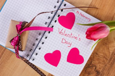 Sevgililer günü defter, taze lale, sarılmış hediye ve kalpleri, dekorasyon Sevgililer için yazılmış