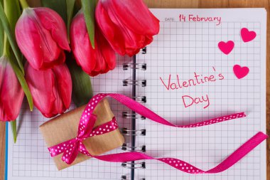 Sevgililer günü defter, taze laleler, sarılmış hediye ve kalpleri, dekorasyon Sevgililer için yazılmış