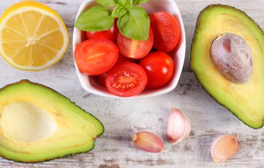 Avokado malzemeler ve baharat avokado Yapıştır veya Guakamole, sağlıklı gıda ve beslenme