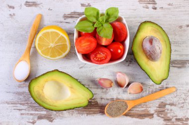 Avokado malzemeler ve baharat avokado Yapıştır veya Guakamole, sağlıklı gıda ve beslenme