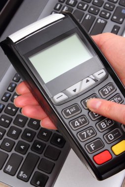 El ödeme terminal kullanarak kadın, kişisel kimlik numarasını girin