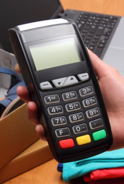 Mağaza alımları için ödeme için ödeme terminal kullanın