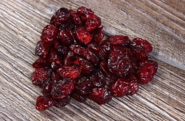 Ahşap masa üzerinde kırmızı kızılcık kalbinde