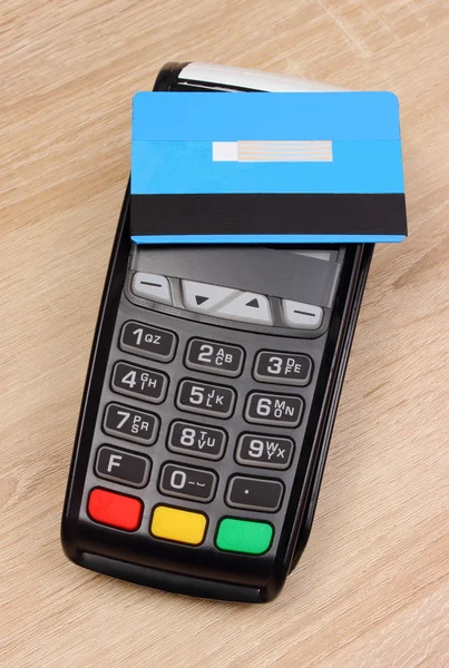 Terminal de pago con tarjeta de crédito sin contacto en el escritorio, concepto de finanzas — Foto de Stock