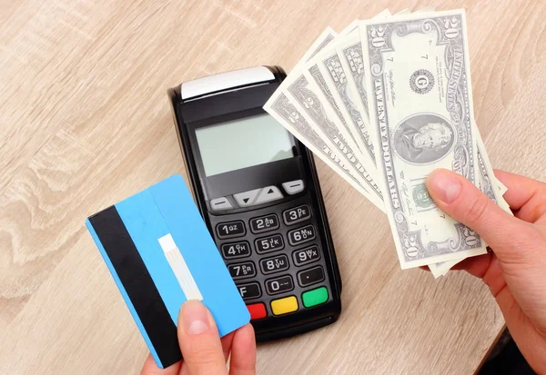 Währungen Dollar mit Kreditkarte und Zahlungsterminal im Hintergrund, Finanzierungskonzept — Stockfoto
