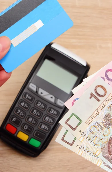 Poolse munt geld en creditcard met betaalterminal in achtergrond, Financiën concept — Stockfoto