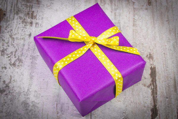 Purple gift for Valentine or other celebration on wooden plank — Φωτογραφία Αρχείου