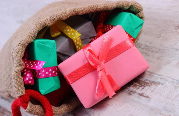 Cadeaux enveloppés dans un sac de jute pour la Saint-Valentin ou toute autre célébration — Photo