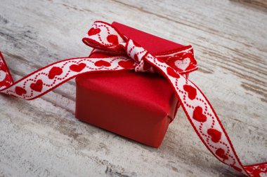 Sevgililer günü için kırmızı kurdele ile sarılmış hediye