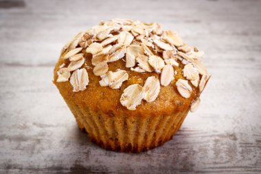 Taze muffin yulaf ezmesi ile kepekli un ile pişmiş lezzetli sağlıklı tatlı