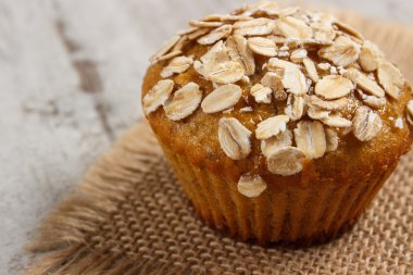Taze muffin yulaf ezmesi ile kepekli un ile pişmiş lezzetli sağlıklı tatlı