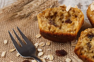 Kepekli un ve Başak çavdar, yulaf ezmesi ile taze kek pişmiş lezzetli sağlıklı tatlı