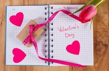 Sevgililer günü defter, taze lale, sarılmış hediye ve kalpleri, dekorasyon Sevgililer için yazılmış