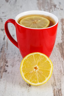 Taze limon ve ahşap masa, sağlıklı beslenme üzerinde sıcak çay