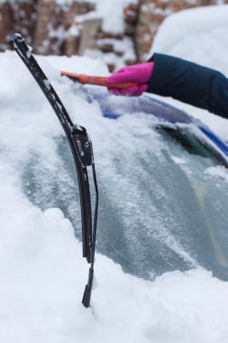Fırça ve Kaldır kar araç ve ön cam kullanan kadın eli