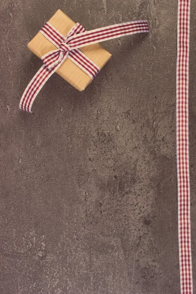 Урожай фото Wrapped подарунок з стрічкою на день Святого Валентина, копія простір для тексту — стокове фото