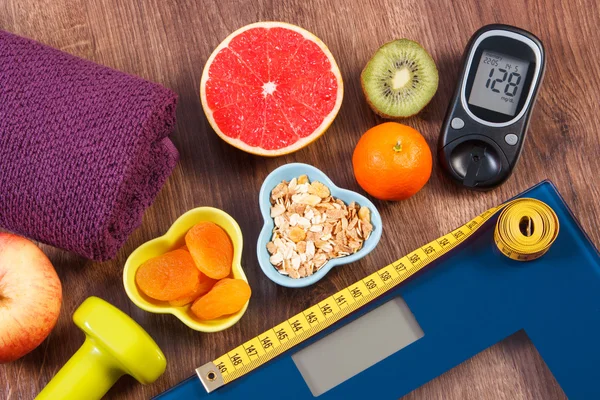 Elektroniska badrumsvåg, Glukometer, centimeter, hälsosam mat och hantlar för fitness, hälsosam livsstil, diabetes och bantning koncept — Stockfoto