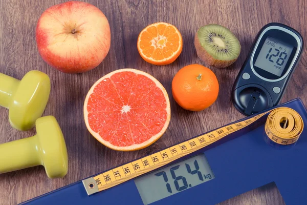 Elektroniska badrumsvåg och Glukometer med resultatet av mätningen, centimeter, hälsosam mat och hantlar, hälsosam livsstil, diabetes och bantning koncept — Stockfoto