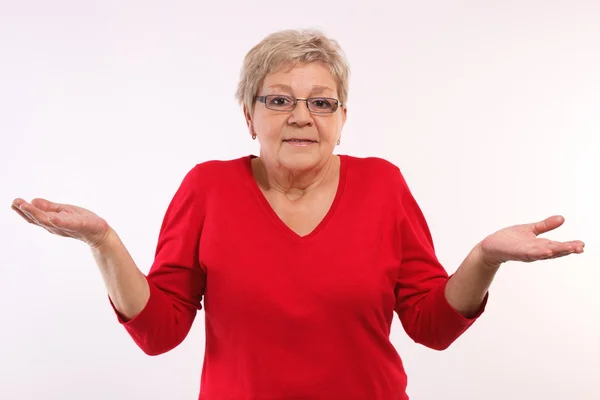 Mujer anciana encogiéndose de hombros y vomitando sus manos, emociones en la vejez — Foto de Stock