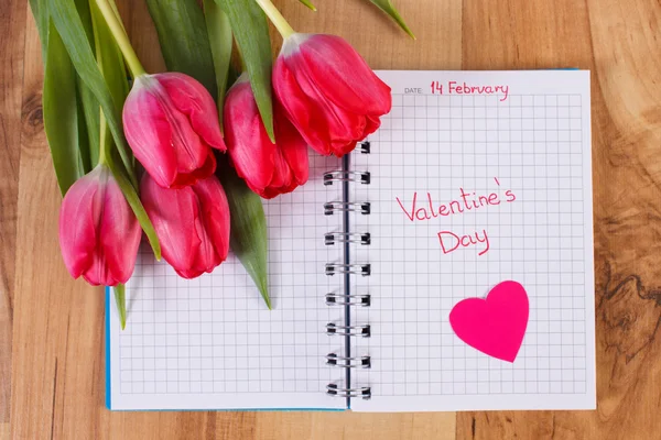 День Святого Валентина, написана в блокнот, свіжі тюльпани і серце, прикраси для Валентина — стокове фото