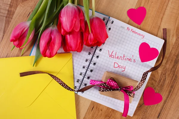 День Святого Валентина, написана в блокноті, свіжі тюльпани, люблю лист, подарунок і серця, прикраси для Валентина — стокове фото