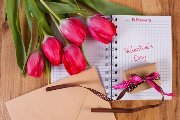 San Valentino scritto su taccuino, tulipani freschi, lettera d'amore e regalo, decorazione per San Valentino — Foto Stock