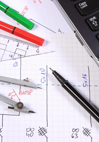 Elektrotechnické diagramy, doplňky pro kreslení a laptop — Stock fotografie