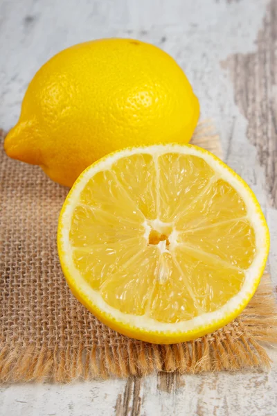 Свежий лимон на старом белом деревянном столе, здоровое питание и питание — стоковое фото