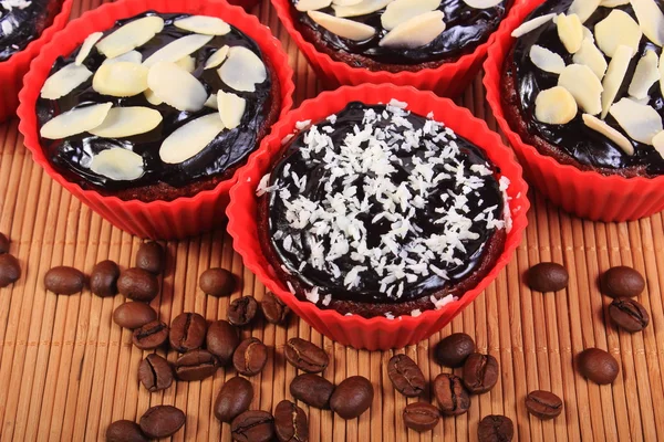 Muffins de chocolate com coco dessecado e amêndoas, grãos de café — Fotografia de Stock