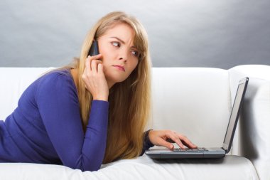 Cep telefonu üzerinde konuşurken ve laptop, modern teknoloji arıyorsunuz sürpriz kadın