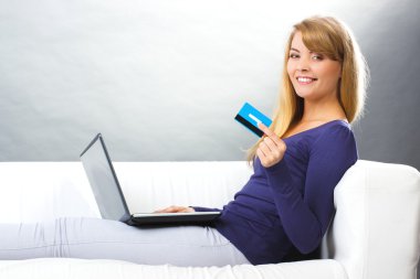 Kadın internet üzerinden online alışveriş için ödeme kredi kartı ile modern teknoloji