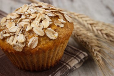 Yulaf ezmesi ve Başak çavdar üzerinde damalı masa örtüsü, lezzetli sağlıklı tatlı taze kek