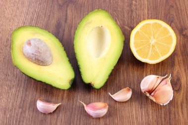 Avokado, sarımsak ve limon ahşap zemin, madde avokado Yapıştır veya Guakamole, sağlıklı gıda ve beslenme üzerine