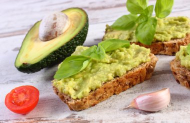 Taze avokado ve malzemeler, sağlıklı gıda ve beslenme hamur sandviçle