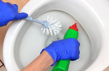 El mavi eldiven klozet Temizleme içinde kadın