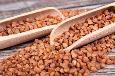 Karabuğday kabuğu çıkarılmış tane ahşap yüzey üzerinde kaşıkla yığını