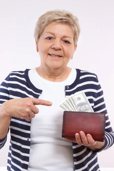 Счастливая пожилая женщина показывает долларовые валюты в бумажнике, понятие финансовой безопасности в старости — стоковое фото
