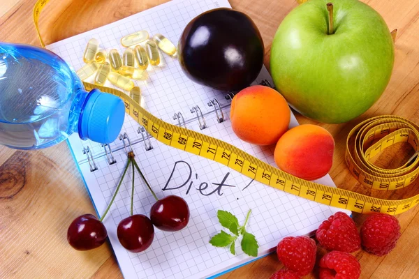 Frutas, comprimidos suplementos e centímetro com notebook, emagrecimento e alimentos saudáveis — Fotografia de Stock